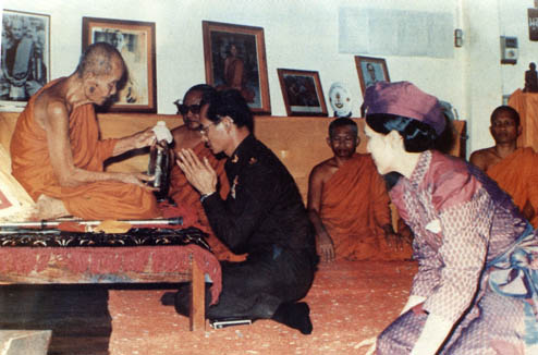 . ในหลวงกับหลวงปู่ดูลย์ อตุโล.JPG