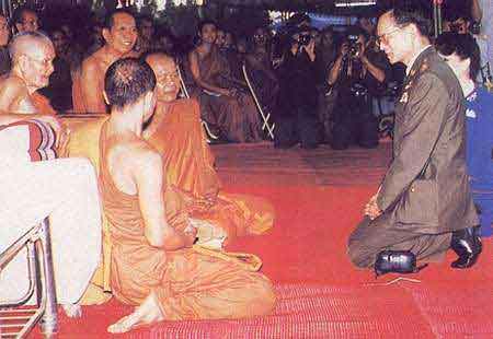 . ในหลวงกับหลวงปู่ชอบ ฐานสโม.JPG