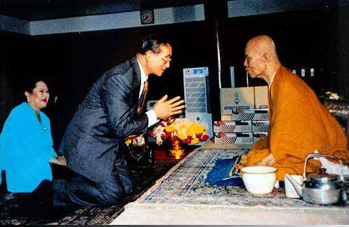 . ในหลวงกับหลวงตามหาบัว ญาณสัมปันโน.JPG