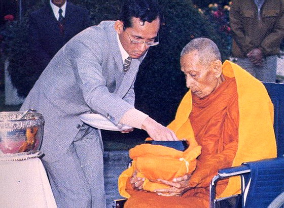 . ในหลวงกับหลวงปู่โต๊ะ อินฺทสุวณฺโณ 03.jpg