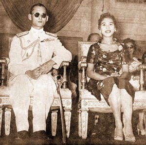 พระราชินี ขาวดำ.jpg