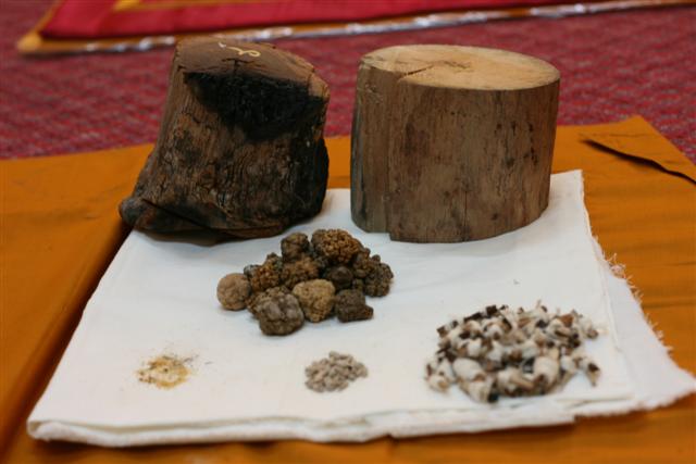 ไม้ยอป่า และมวลสารต่าง ๆ ที่บรรจุทั้งในองค์พระบูชาและพระกริ่ง.JPG