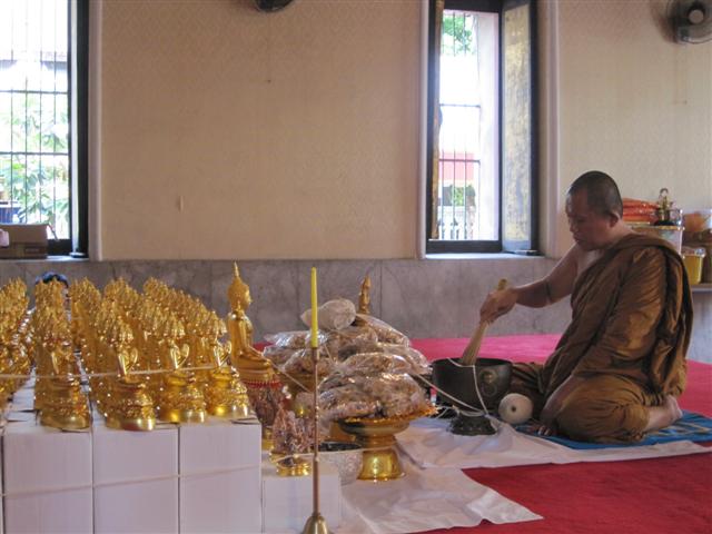 ประพรมน้ำพระพุทธมนต์ (Small).jpg