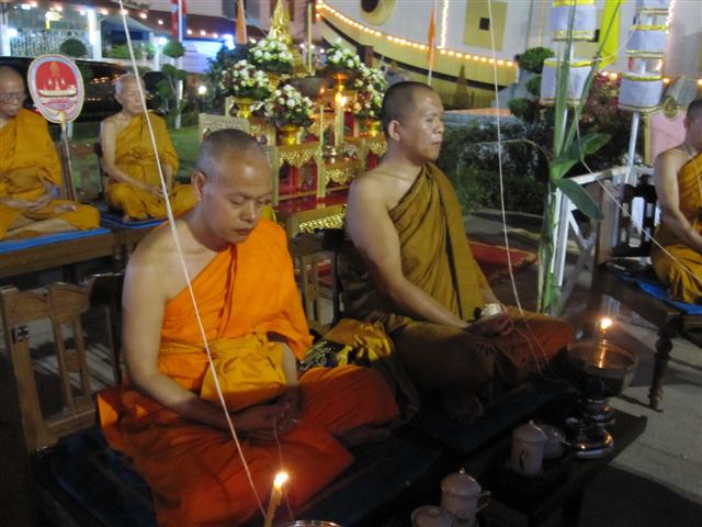 นั่งปรกคู่กับพระอาจารย์มหาสุรศักดิ์ (Small).jpg