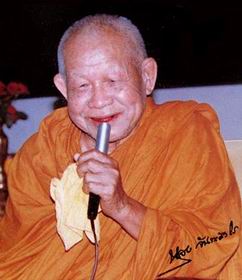 ยิ้มเมตตาถือไมค์ re1.jpg