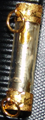 ตะกรุดเลี่ยมในหลอดพลาสติกถ่ายรูปไม่ชัดเพราะมีใส่น้ำมันเก้ากลิ่นไว้แตาระเหยไปบ้างแล้ว / 51-2-150.jpg 51-2-150.jpg